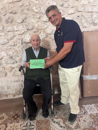Imagen Entrega de placas a los mayores de 100 años de la localidad